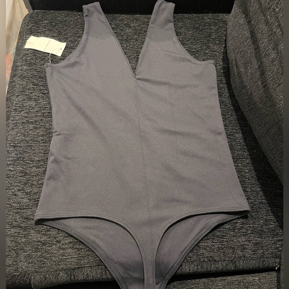 Abercrombie & Fitch Seamless Fabric V-Neck Bodysuit - Picture 7 of 8